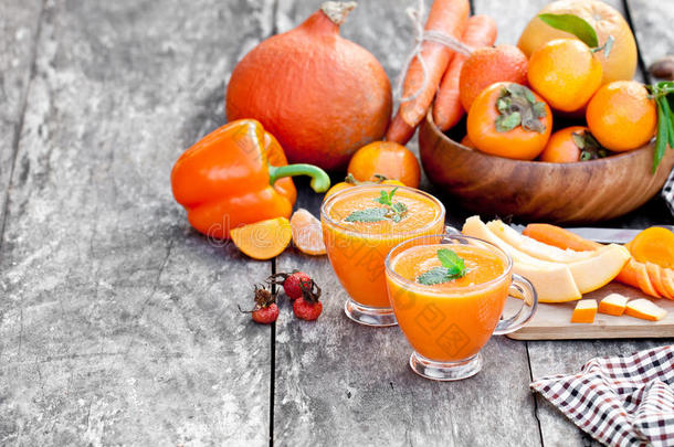 新鲜健康的Pulpy鸡尾酒与橙色水果和浆果