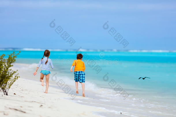 孩子们在海滩上玩得很开心
