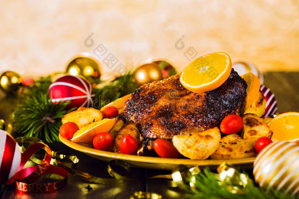 圣诞烤鸭配土豆、橘子和西红柿