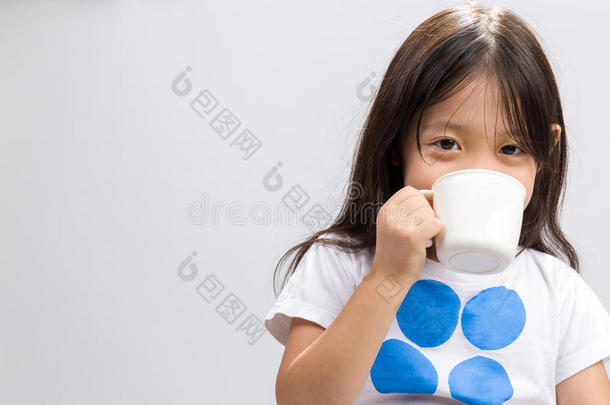 儿童饮用牛奶/儿童饮用牛奶背景/儿童饮用牛奶工作室隔离