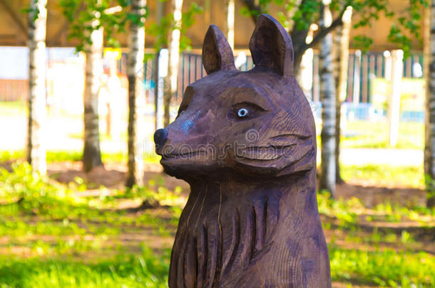 在…之间棕色的雕刻的图形狐狸