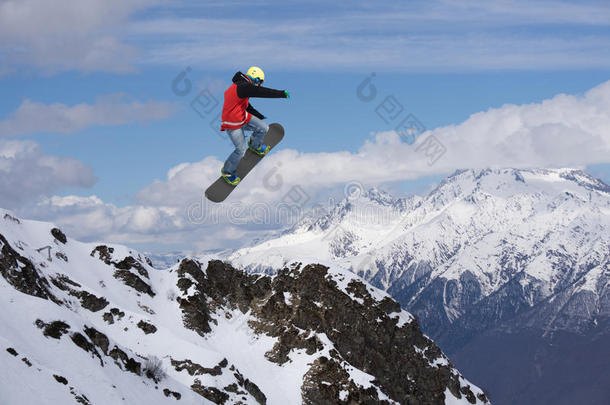 在山上飞滑雪板。 极限运动
