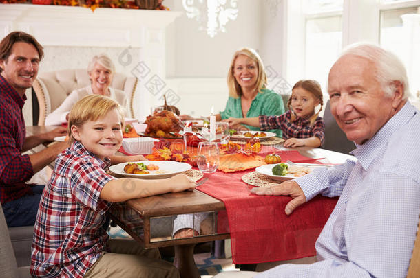 家人和祖父母在餐桌上享用<strong>感恩</strong>节<strong>大</strong>餐