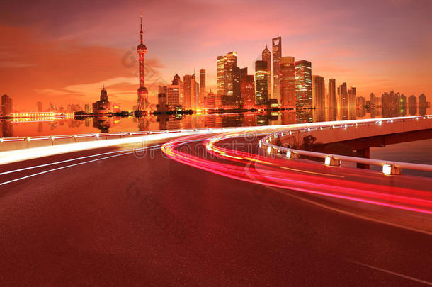 空路面与上海陆家嘴城市建筑黎明