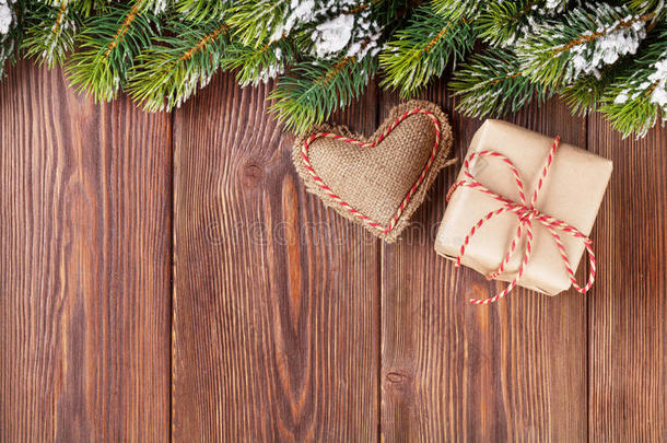 圣诞树树枝上有礼品盒和心脏玩具