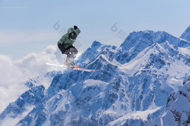 在山上飞滑雪者。 极限运动