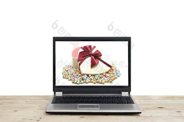 礼物和折纸幸运星在笔记本电脑屏幕上