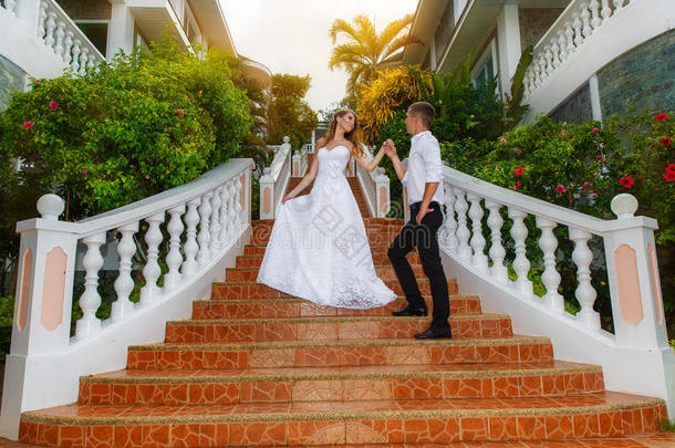 新娘和新郎站在热带岛屿<strong>酒店</strong>的楼梯上。 婚礼和<strong>蜜月</strong>。