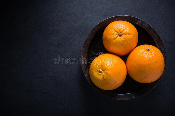 在乡村碗里种上新鲜的橙色水果