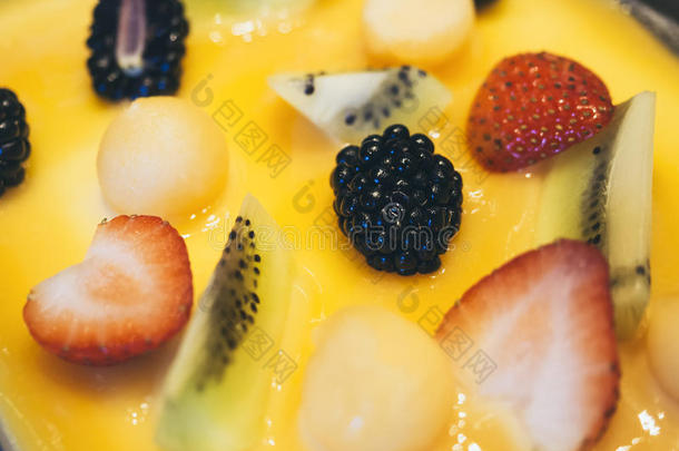 蛋糕装饰与混合水果浆果草莓猕猴桃