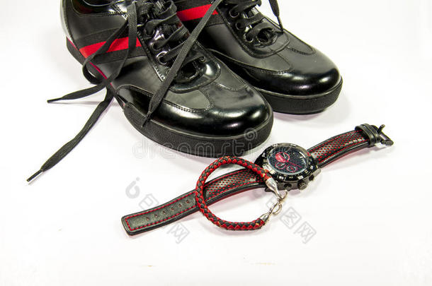 黑色男鞋，红色条纹，手表和手镯