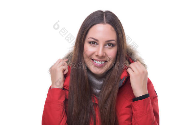 穿着冬天红色夹克的漂亮女人
