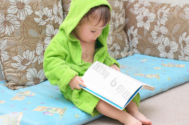 婴儿穿着浴袍看书