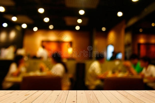 模糊背景：顾客在餐厅模糊背景