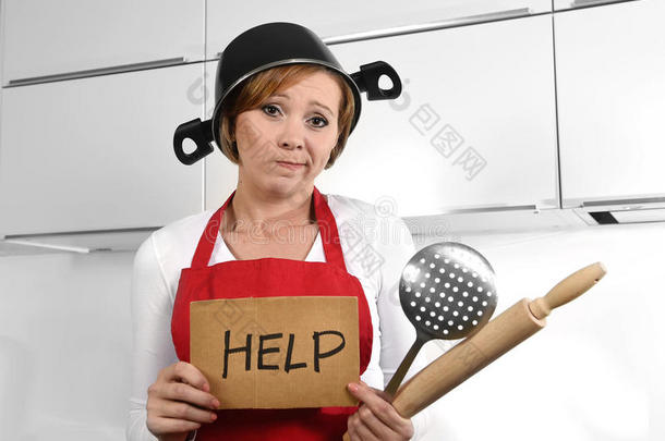 漂亮的厨师女人困惑而沮丧的脸表情穿着红色围裙，拿着擀面杖寻求帮助