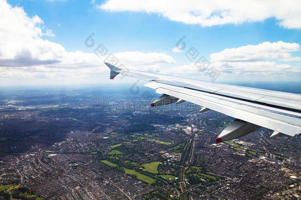 大飞机开始下降，并准备降落在希思罗机场。 伦敦。 英国