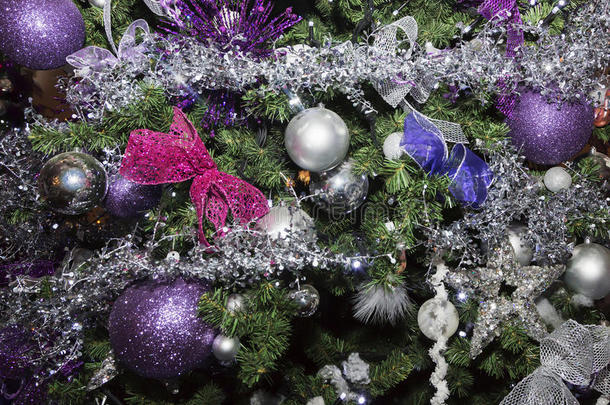 圣诞球，圣诞树的传统装饰品，银色和紫色的组合