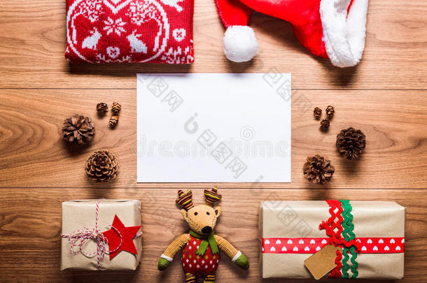 桌面视图从上面与空信圣诞老人和礼物，复古圣诞节的概念