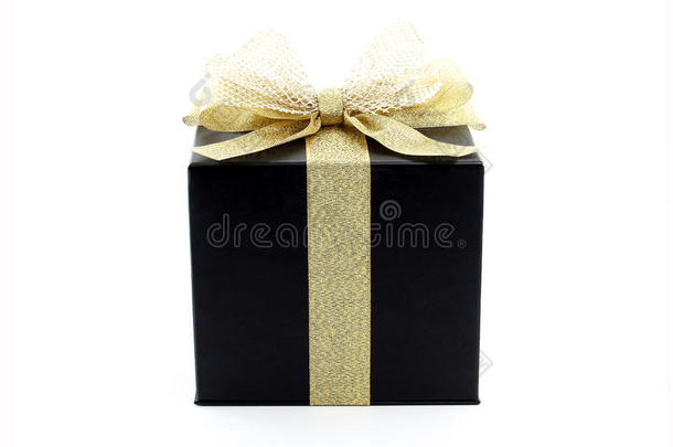 黑色立方体形状的纸板礼品盒与闪闪发光的金色丝带和网绑蝴蝶结隔离在白色背景上