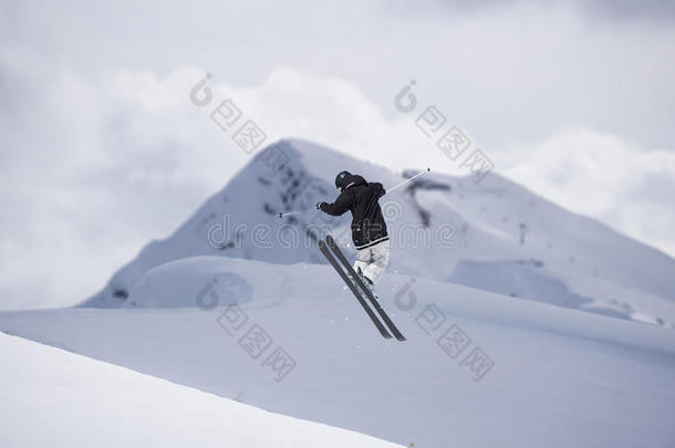 在山上飞<strong>滑雪</strong>者。 <strong>极限</strong>运动