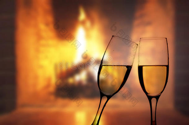 在温暖的壁炉前放一杯香槟