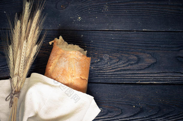 木制桌子上的法国面包