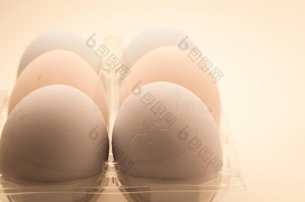 <strong>带有柔和</strong>背景的彩色鸡蛋