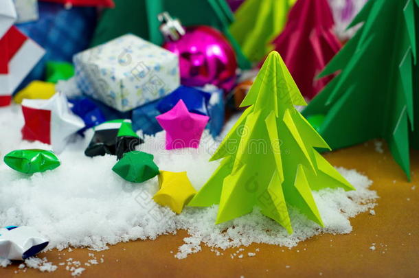 圣诞树，雪上的折纸和小星星纸