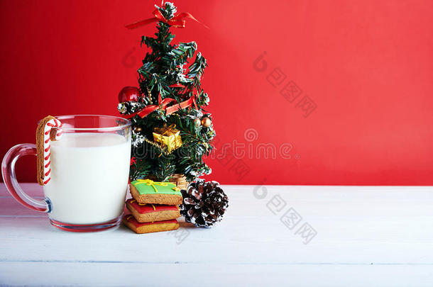圣诞老人的饼干：生姜饼干，牛奶和圣诞树