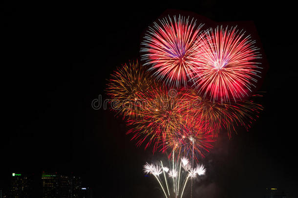 夜空上五颜六色的烟花，红色的烟花线