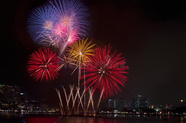 夜空上五颜六色的烟花，红色的烟花线