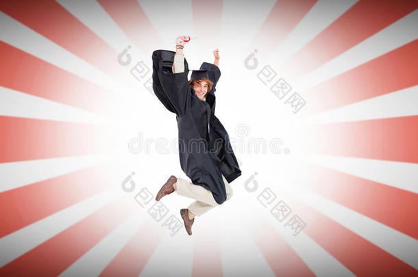 快乐男学生穿着研究生长袍跳跃的复合形象