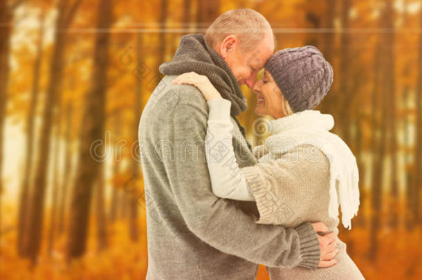 快乐成熟夫妇在<strong>冬季服装</strong>拥抱的复合形象