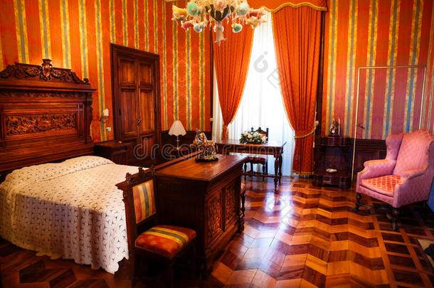 十九世纪的卧室。 室内豪华家具公寓。