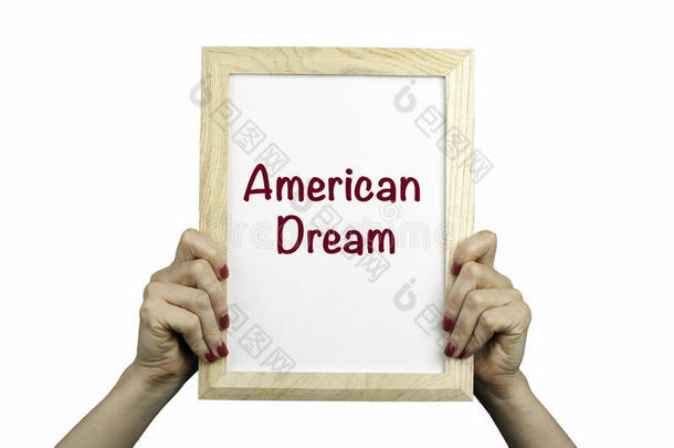 美国梦。 海报在女人手里