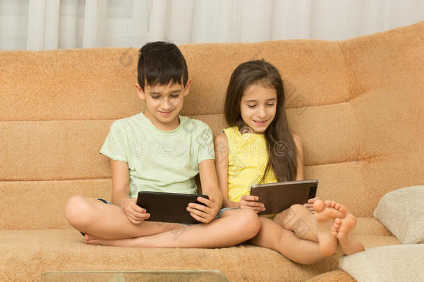 孩子们坐在平板电脑上使用平板电脑