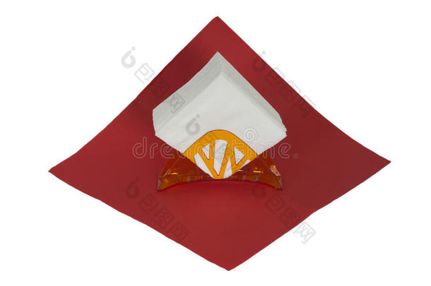 一叠白色<strong>餐巾</strong>纸在红色<strong>餐巾</strong>纸上