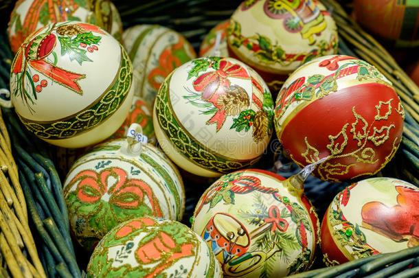 奥地利维也纳市场上篮子里的圣诞装饰品。