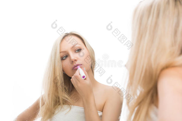 漂亮的女人在浴室里化妆