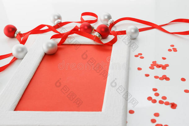 贺卡模板由白色框架和红色卡片与红色丝带，银和红色球和红色纸屑