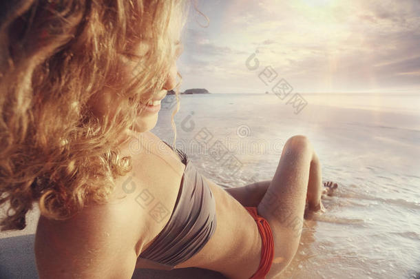 金发女孩在海滩上晒太阳