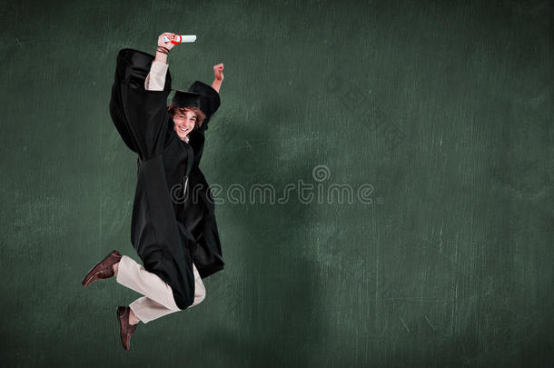 快乐男学生穿着研究生长袍跳跃的复合<strong>形象</strong>