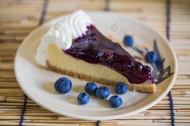 木制背景上的蓝莓芝士蛋糕和蓝莓