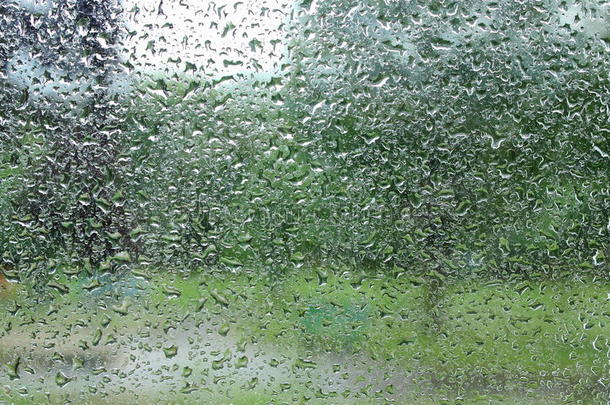 雨滴滴滴在玻璃上