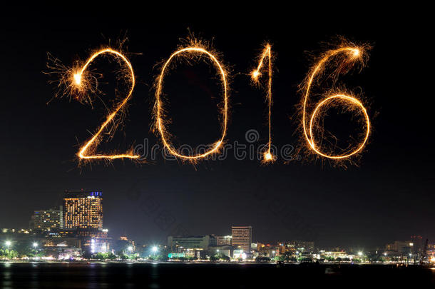 在芭堤雅海滩庆祝新年快乐烟花