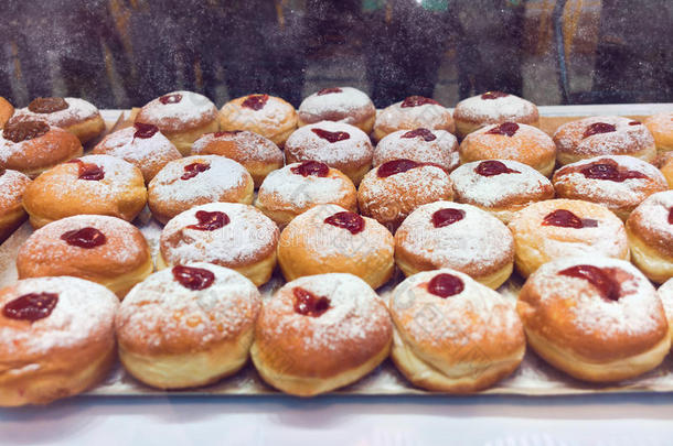 甜甜圈苏夫加尼亚特在面包店庆祝光明节