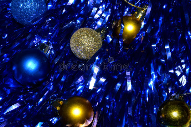 深<strong>蓝色</strong>圣诞花环的背景，<strong>蓝色</strong>和<strong>金色</strong>的圣诞球