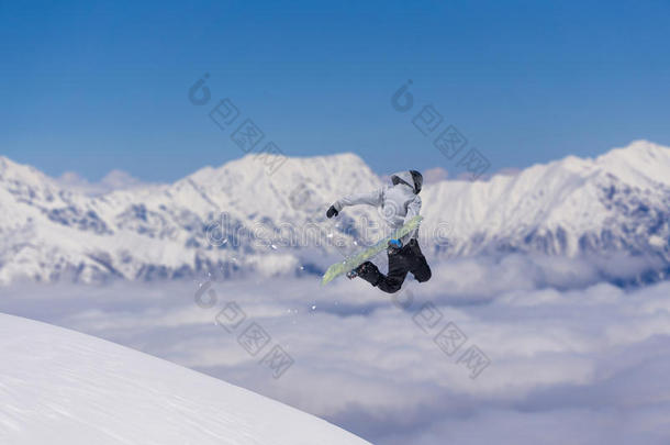 在山上飞<strong>滑雪</strong>者。 <strong>极限</strong>运动