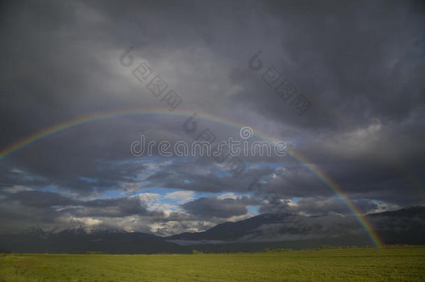 美丽的山<strong>谷雨</strong>风暴在干草场上有彩虹