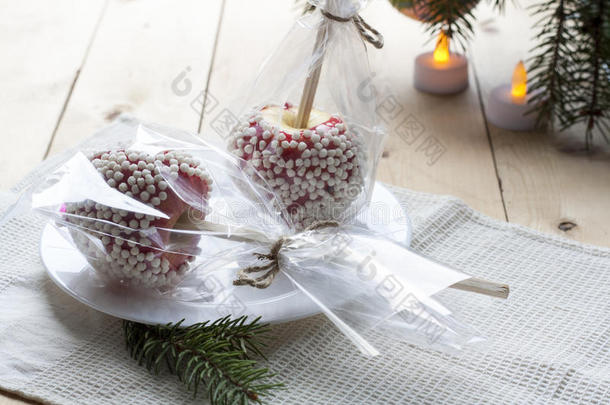 苹果在焦糖与<strong>饭团</strong>涂层在圣诞节和新年背景装饰特写